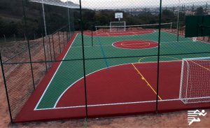 Quadra em asfalto poli esportiva com alambrado